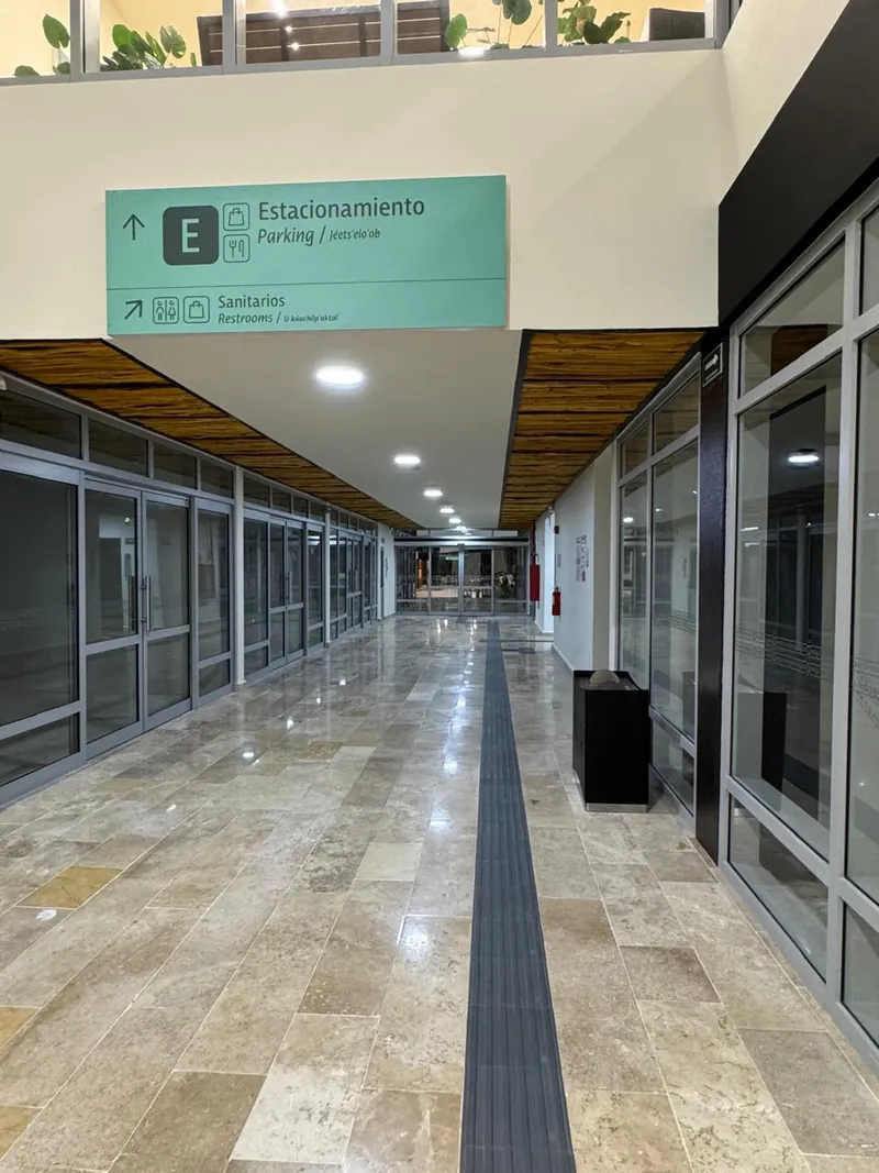 Guía podotáctil en interior de Centro Comercial Tulum