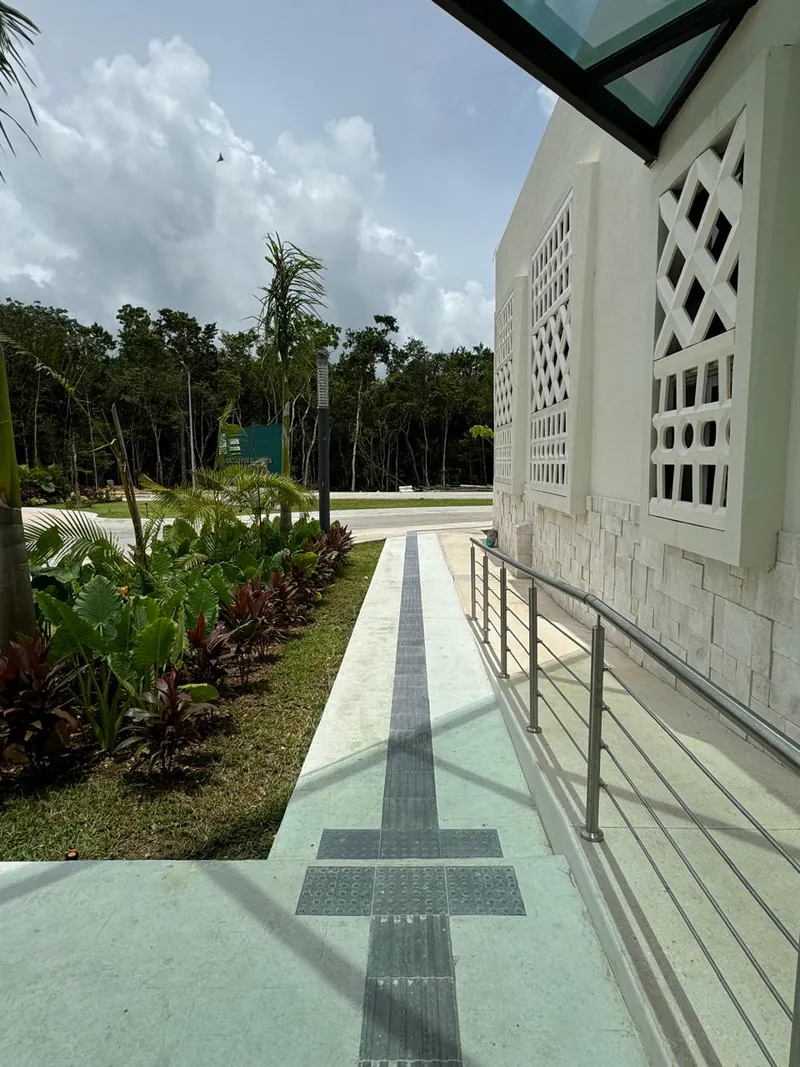 Guía podotáctil en Estación Tren Maya, Tulum