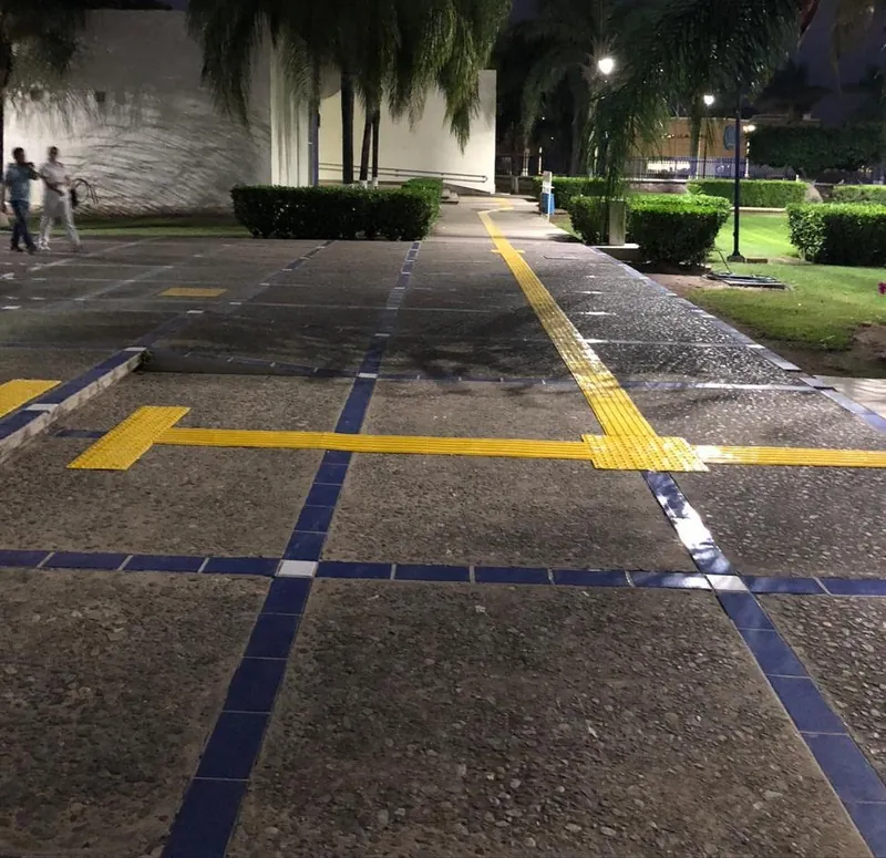 Rampa con guía podotáctil